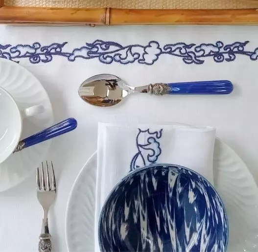 Set Jogo Americano Linho e Guardanapo Brancos com Bordado em tons de azul - Para la Casa