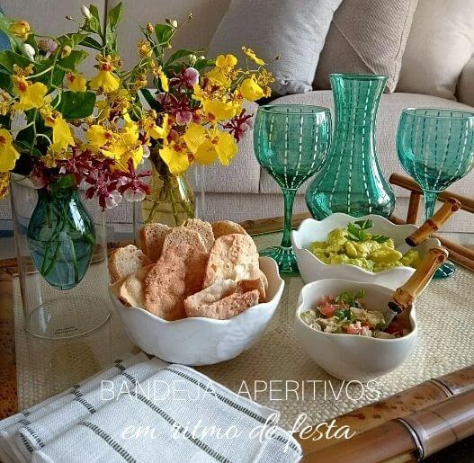Bandejas para aperitivos em mesa posta festiva, decoração elegante, Para La Casa