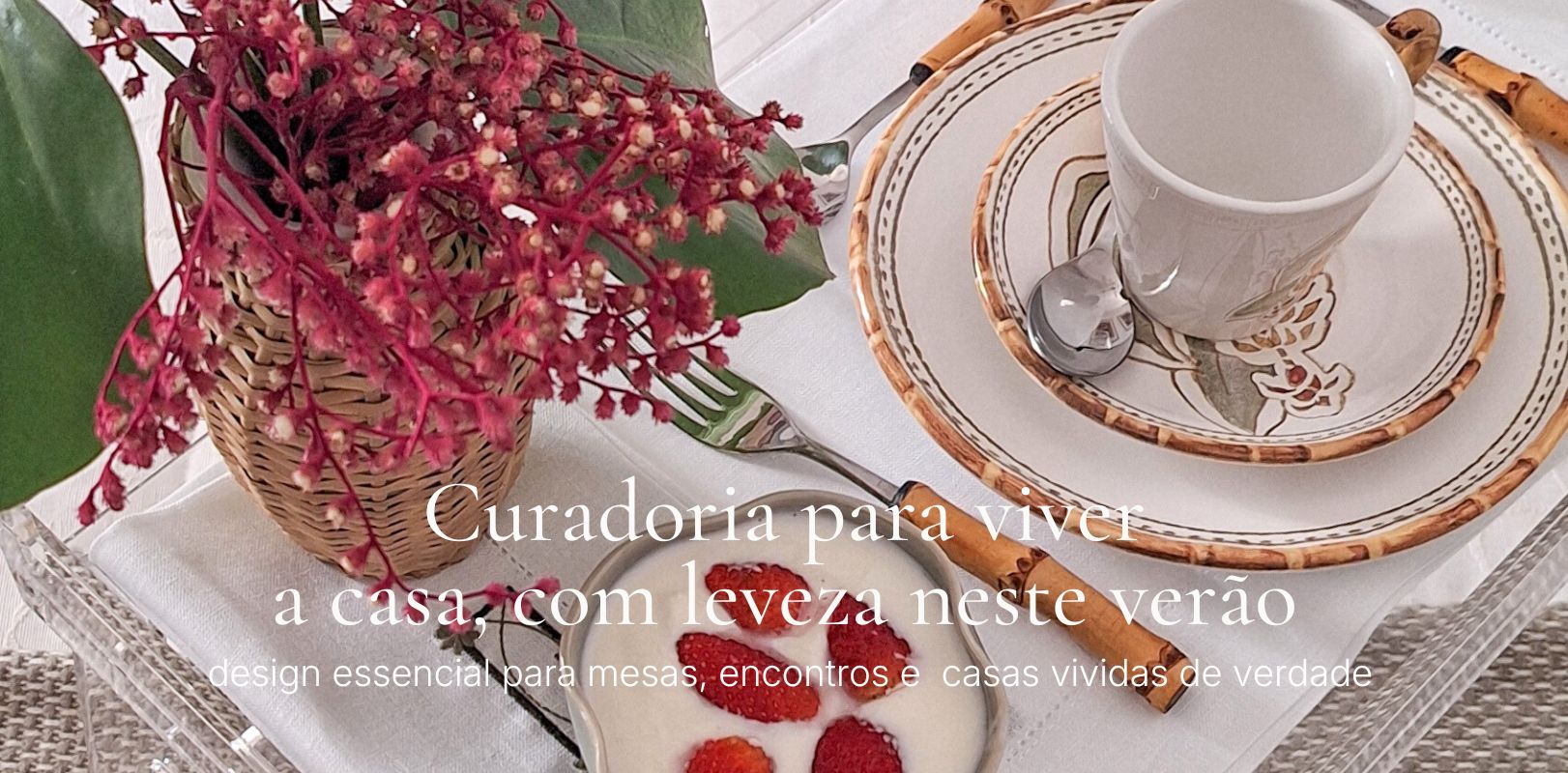 Curadoria de itens para o verão brasileiro, com peças em palha e fibras naturais para viver a casa com leveza, sol e encontros sem pressa.