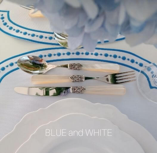 Decoração de mesa em azul e branco, talheres sofisticados, estilo clássico, Para La Casa
