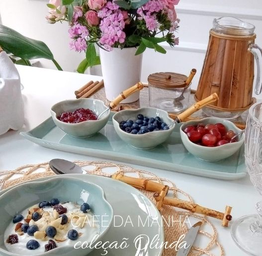 Mesa de café da manhã elegante com louça Coleção Olinda e detalhes em bambu, Para La Casa