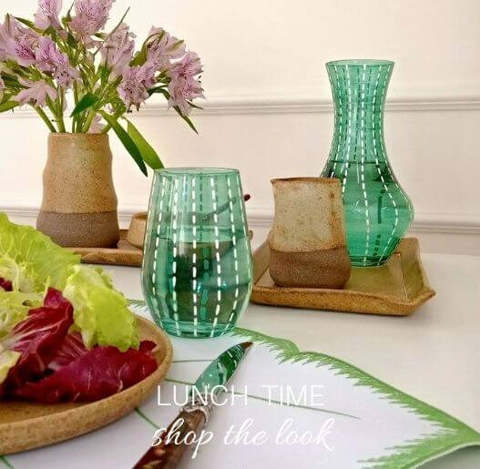 Mesa de almoço ou café da tarde elegante com vasos de vidro e salada, Para La Casa