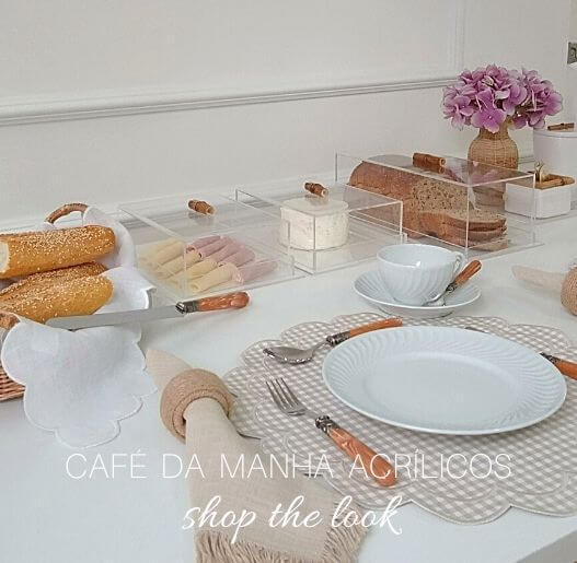 Mesa de café da manhã organizada com recipientes de acrílico, Para La Casa