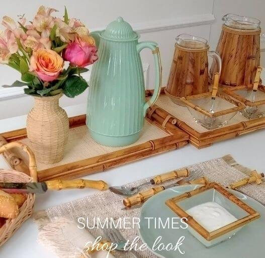 Mesa posta elegante para café da manhã com flores e utensílios, Para La Casa