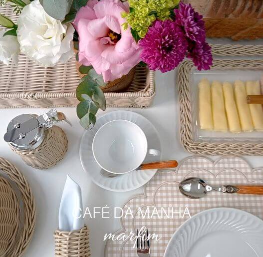Mesa de café da manhã elegante Coleção Marfim, com louça e detalhes em vime, Para La Casa