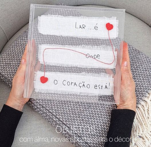 Bordados feitos à mão que nos trazem arte e reflexão.