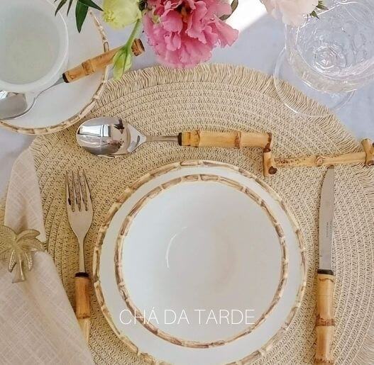 Mesa posta elegante com jogos americanos de fibras naturais e talheres com detalhes em bambu, Para La Casa