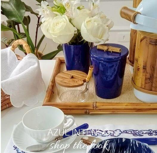Mesa posta elegante com louça azul intenso e detalhes em bambu, Para La Casa