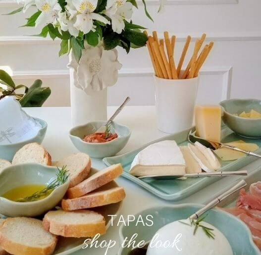 Mesa posta elegante com utensílios e pratos para tapas, Para La Casa