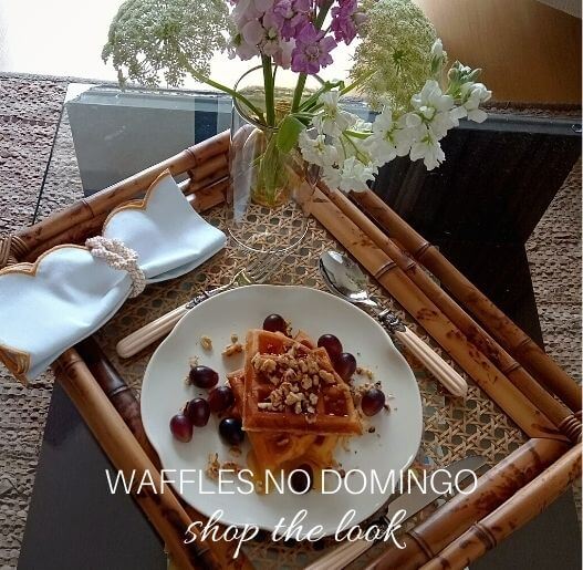 Prato com waffles, talheres e decoração de mesa para café da manhã, Para La Casa