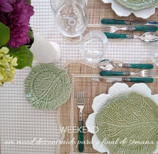Mesa posta elegante para final de semana, com louça verde e talheres sofisticados, Para La Casa
